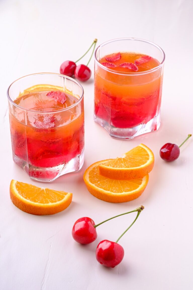 Photo "Guide to Using Seasonal Fruits in Natural Drinks"