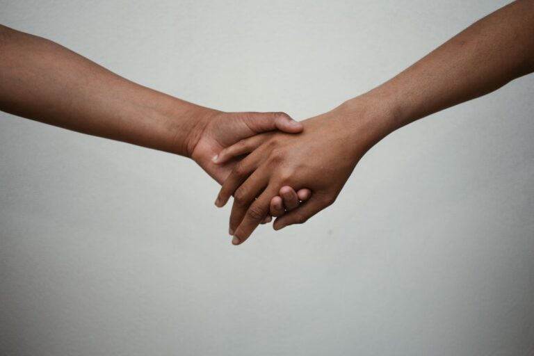 Photo Holding hands