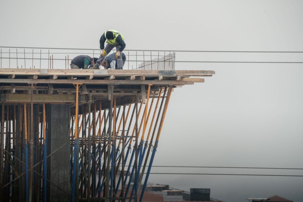 Renovarea unui apartament vechi: ordinea lucrărilor, bugete reale și capcanele din pereți