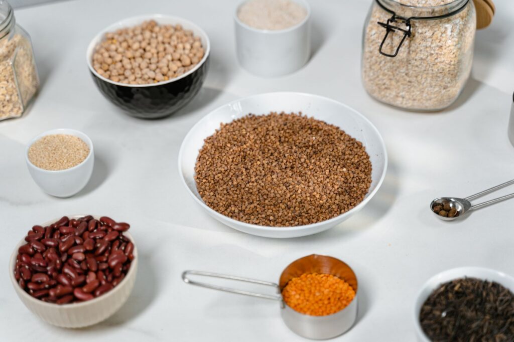 Masă cu cereale integrale, legume proaspete, fasole și fructe, surse de fibre alimentare