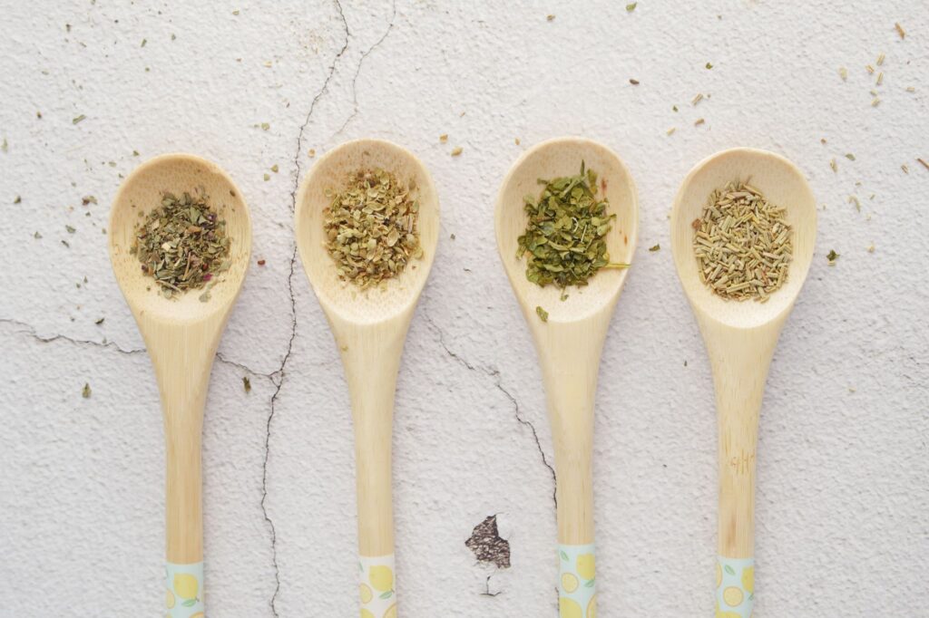 Linguri de lemn cu ierburi aromatice, boia, piper și coajă de lămâie, alternative la sare